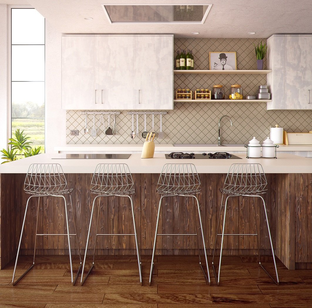 Cocina con isla revestida de madera, taburetes metálicos y muebles altos en blanco con baldas abiertas
