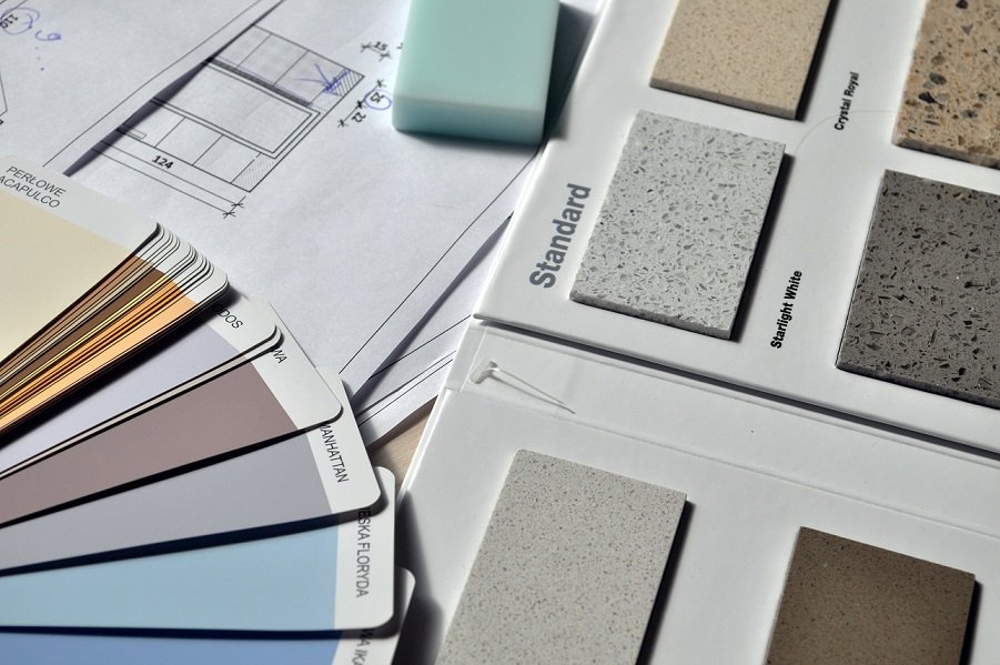 Muestras de encimera y carta de colores sobre el plano de un piso