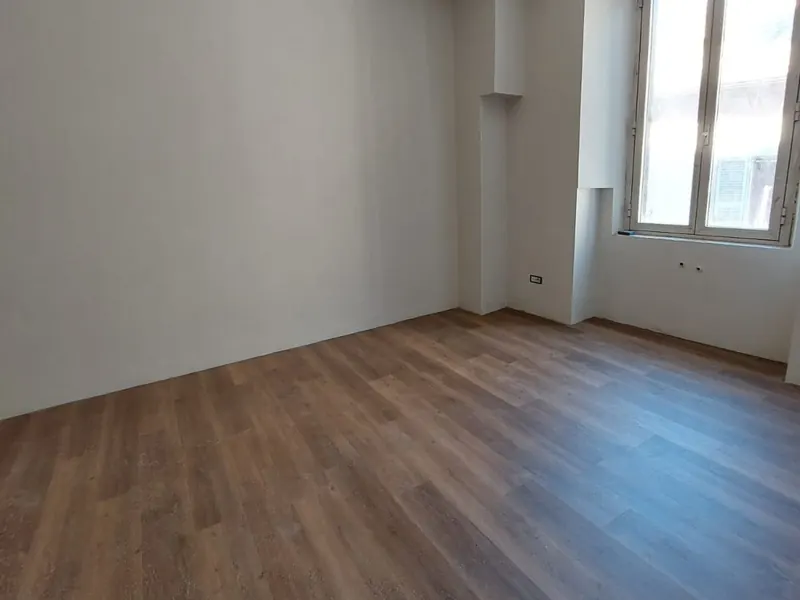 Estancia diáfana con suelo laminado nuevo lista para vivir