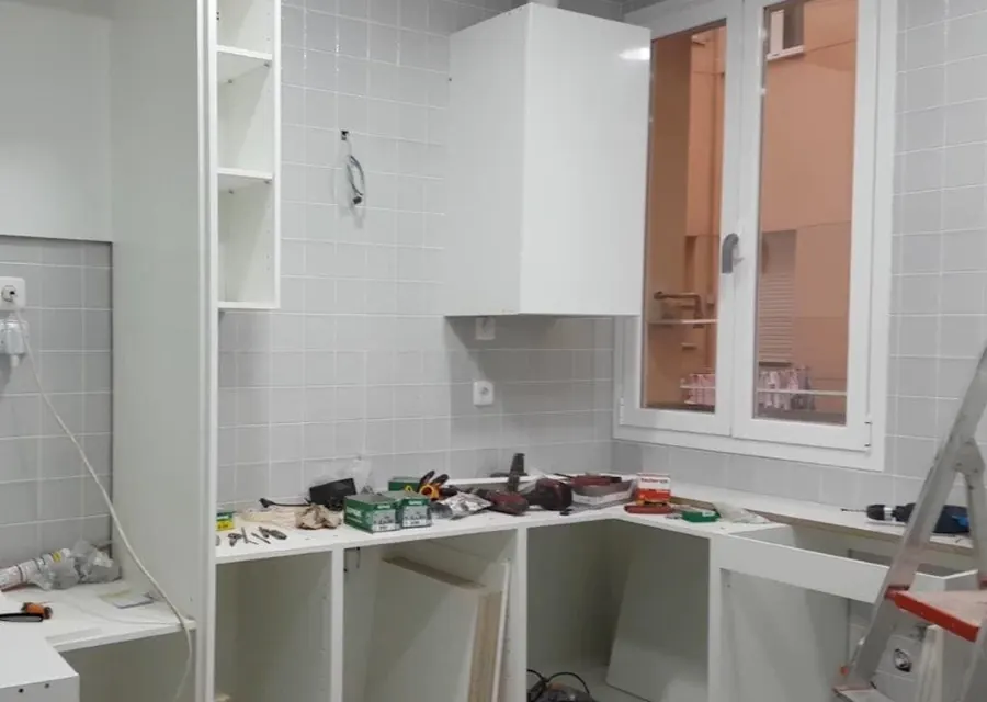 Cocina en el Casco Viejo de Bilbao durante la obra, antes de terminar la reforma