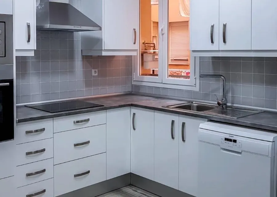 Cocina en el Casco Viejo de Bilbao después de la reforma, con muebles blancos
