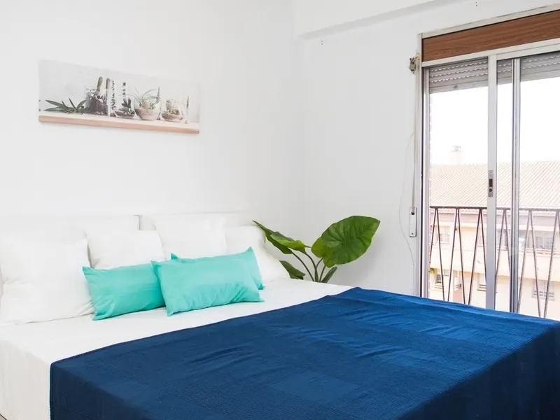 Dormitorio luminoso tras la reforma integral de un piso