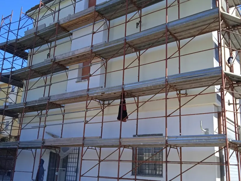 Edificio con andamio durante la rehabilitación de su fachada