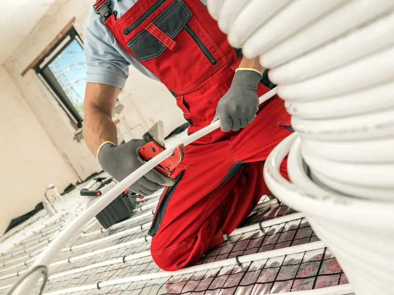 Instalación de tubos de suelo radiante para un sistema de aerotermia